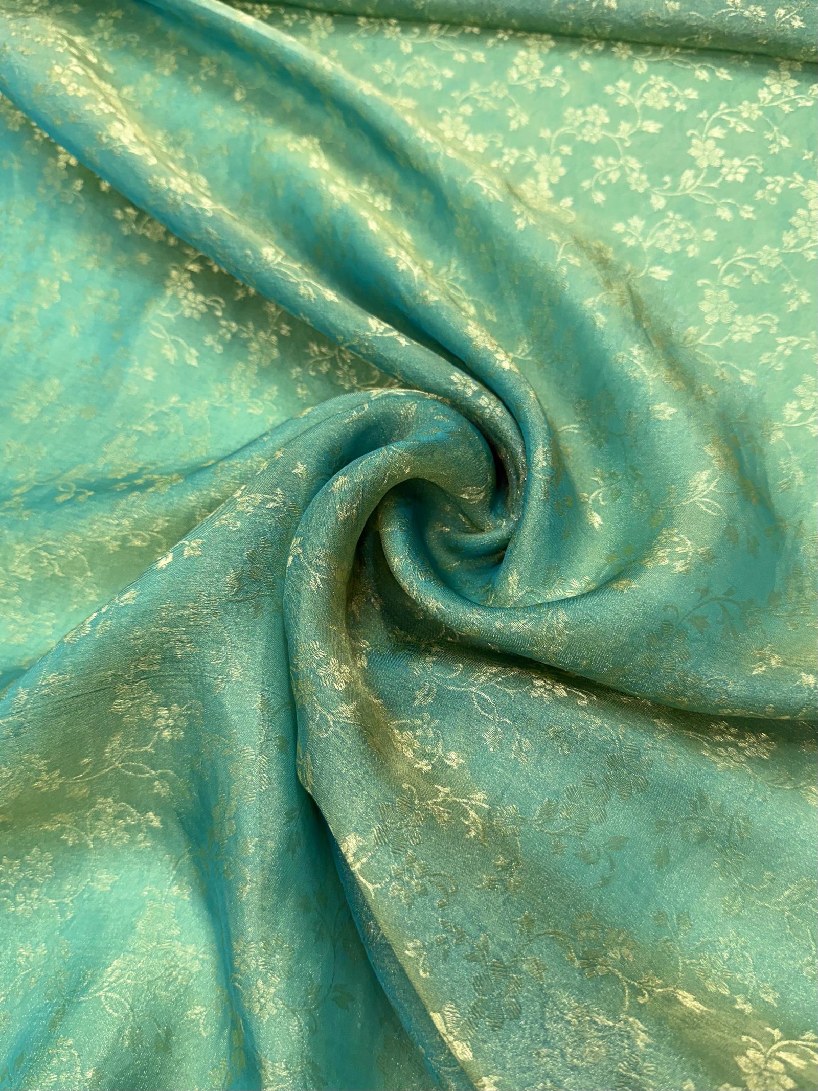 PAPER SILK SELF WITH SHIMMERING EFFECT