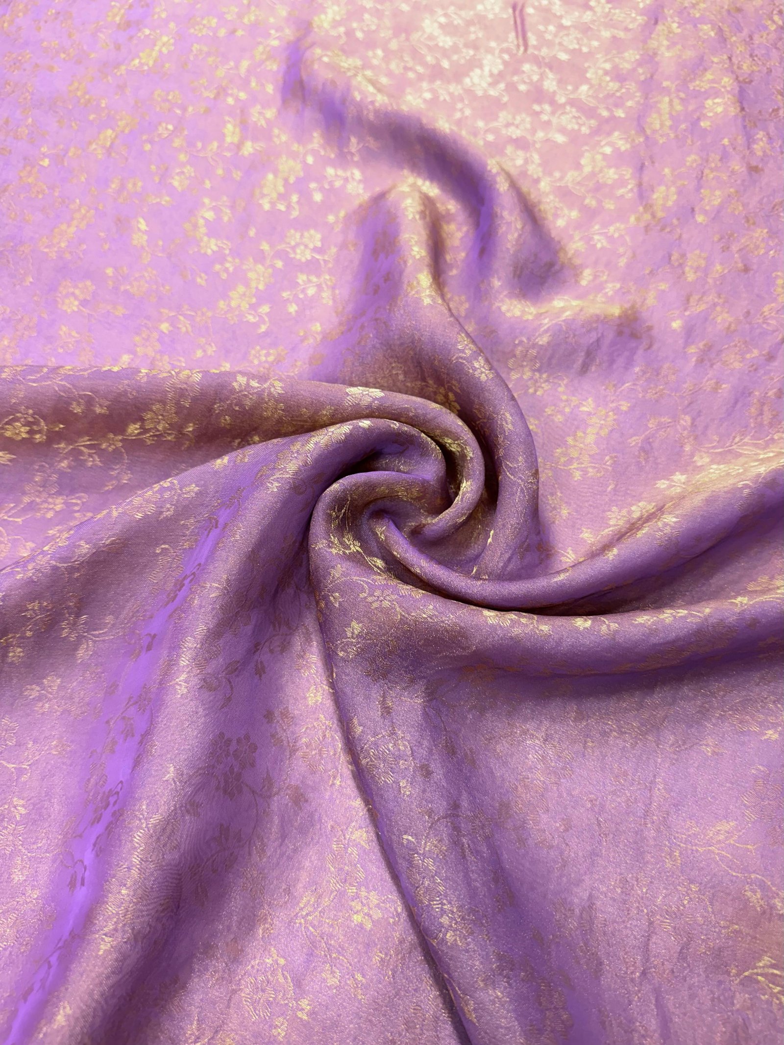 PAPER SILK SELF WITH SHIMMERING EFFECT